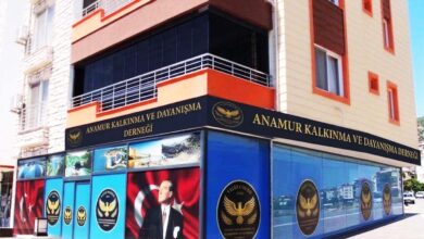 ANKA-DER33 Hakkında; Anamur Kalkınma ve Dayanışma Derneği ANKA-DER33 Bölgenin sosyal, kültürel ve ekonomik kalkınmasına ivme kazandırmayı amaçlayan Anamur Kalkınma Kültür Turizm Tarım ve Dayanışma Derneği (ANKA-DER33) resmen kuruldu. Dernek, Mehmet Türe’nin Kurucu Başkanlığını yaptığı Saray Mahallesi’nde faaliyetini sürdürüyor. ANKA-DER33 tarımdan turizme, kültürden dayanışmaya kadar geniş bir yelpazede Anamur’un potansiyelini ön plana çıkarmayı amaçlıyor.