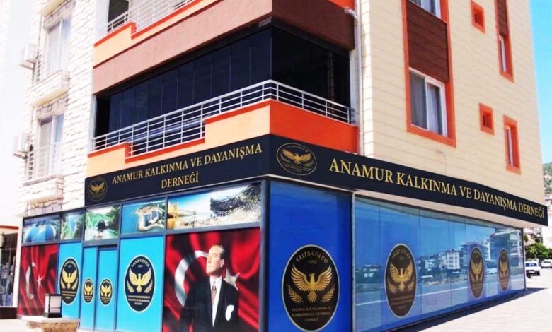 ANKA-DER33 Hakkında; Anamur Kalkınma ve Dayanışma Derneği ANKA-DER33 Bölgenin sosyal, kültürel ve ekonomik kalkınmasına ivme kazandırmayı amaçlayan Anamur Kalkınma Kültür Turizm Tarım ve Dayanışma Derneği (ANKA-DER33) resmen kuruldu. Dernek, Mehmet Türe’nin Kurucu Başkanlığını yaptığı Saray Mahallesi’nde faaliyetini sürdürüyor. ANKA-DER33 tarımdan turizme, kültürden dayanışmaya kadar geniş bir yelpazede Anamur’un potansiyelini ön plana çıkarmayı amaçlıyor.