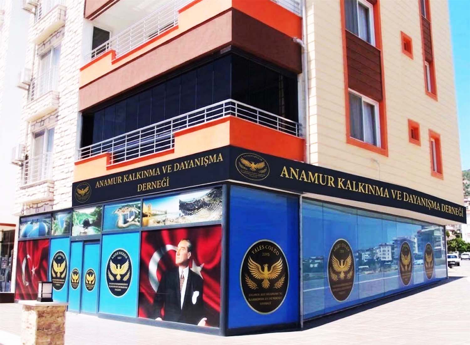 ANKA-DER33 Hakkında; Anamur Kalkınma ve Dayanışma Derneği ANKA-DER33 Bölgenin sosyal, kültürel ve ekonomik kalkınmasına ivme kazandırmayı amaçlayan Anamur Kalkınma Kültür Turizm Tarım ve Dayanışma Derneği (ANKA-DER33) resmen kuruldu. Dernek, Mehmet Türe’nin Kurucu Başkanlığını yaptığı Saray Mahallesi’nde faaliyetini sürdürüyor. ANKA-DER33 tarımdan turizme, kültürden dayanışmaya kadar geniş bir yelpazede Anamur’un potansiyelini ön plana çıkarmayı amaçlıyor.